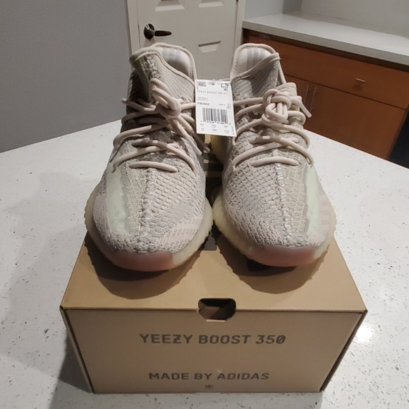 **DEADSTOCK 100% Authentic YEEZY 350 V2 CITRIN - Picture 4 of 5